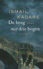 9789021475141 Kadare, Ismail - De brug met drie bogen